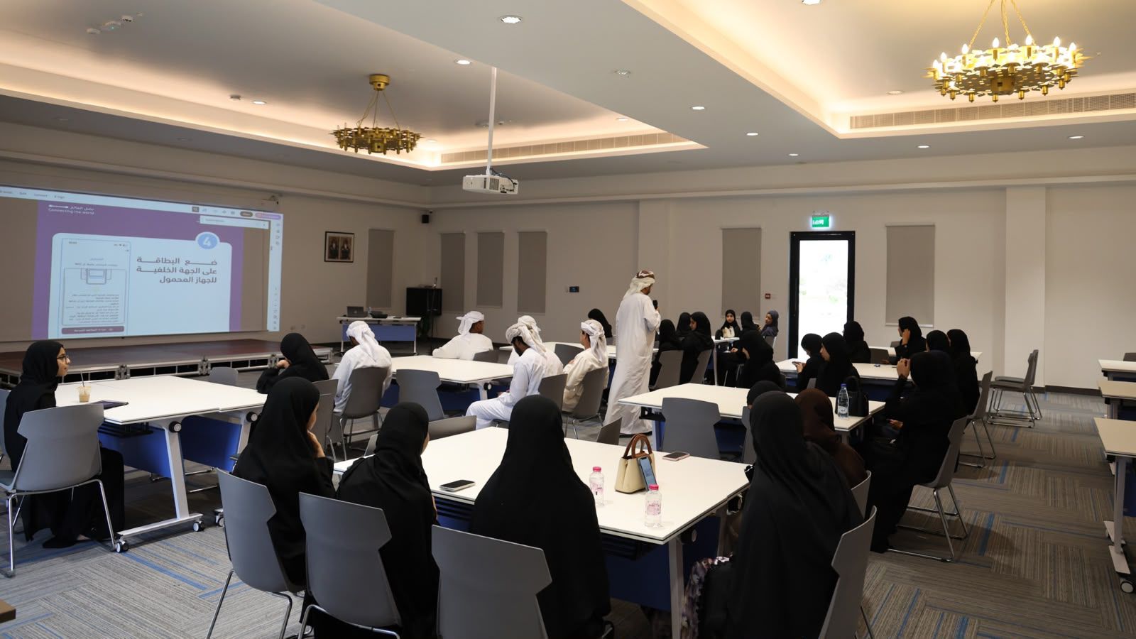 محافظة البريمي تنظّم سلسلة ورش تدريبية لتنمية المهارات الرقمية وريادة الأعمال لدى الطلبة