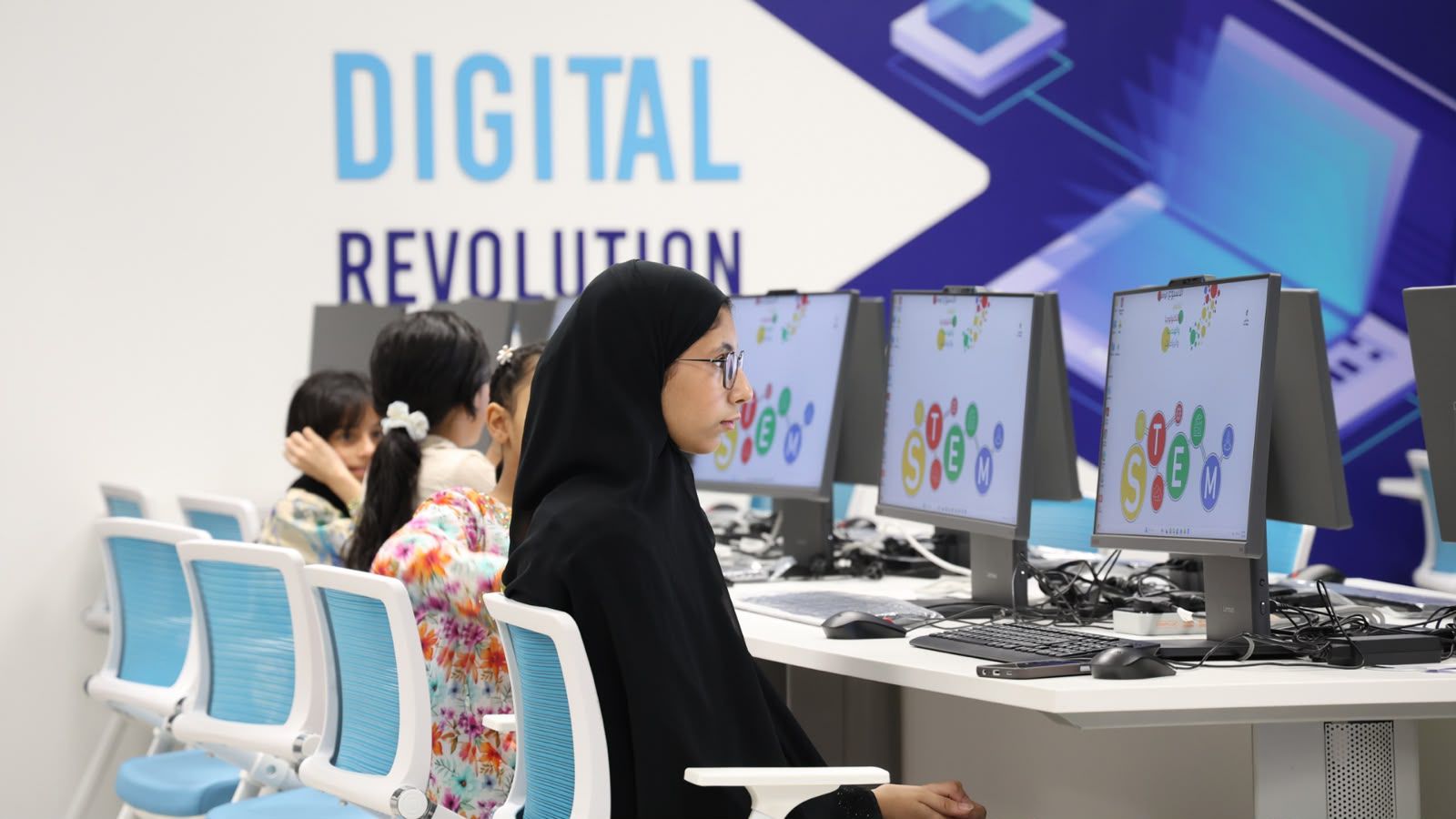 محافظة البريمي تنظّم سلسلة ورش تدريبية لتنمية المهارات الرقمية وريادة الأعمال لدى الطلبة
