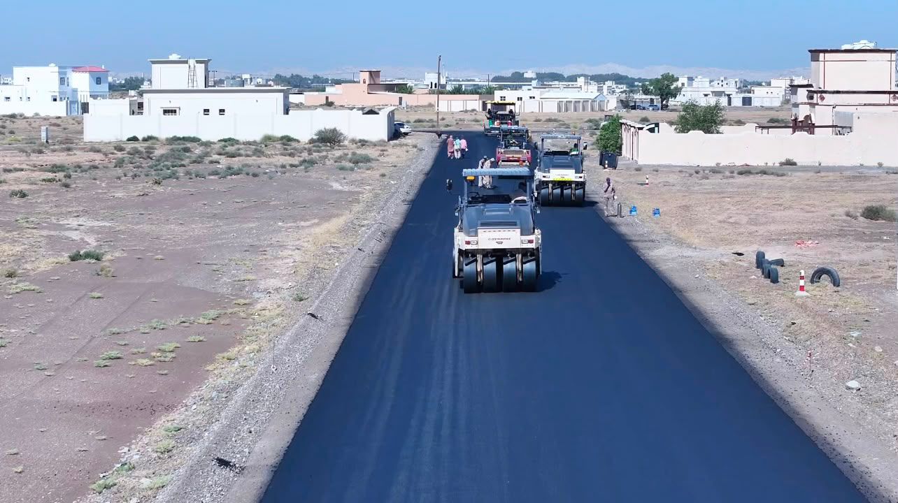 تواصل العمل في مشاريع الطرق الداخلية وأنسنة المدن بمحافظة البريمي