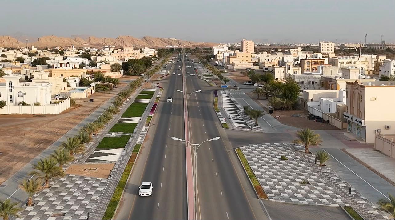 تواصل العمل في مشاريع الطرق الداخلية وأنسنة المدن بمحافظة البريمي