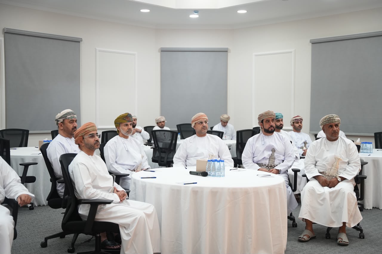 محافظ البريمي يلتقي رئيس مجلس إدارة بنك التنمية ويرافقه في زيارة عدد من المشاريع بالمحافظة