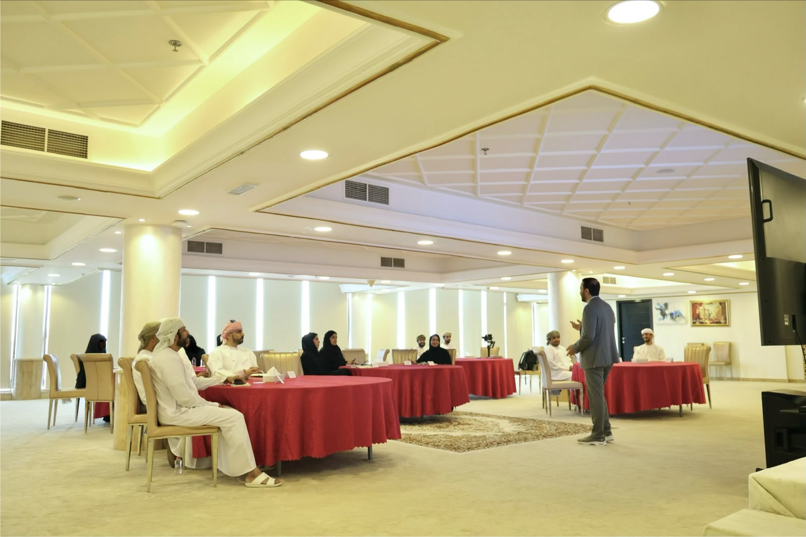 وزارة الإعلام بالتعاون مع محافظة البريمي تعزّز كفاءة الاتصال المؤسسي ببرنامج تدريبي متخصّص